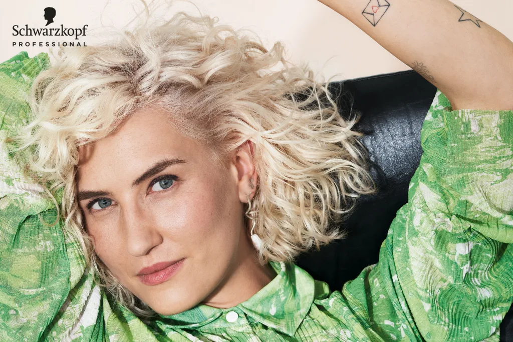 Femme blonde Schwarzkopf